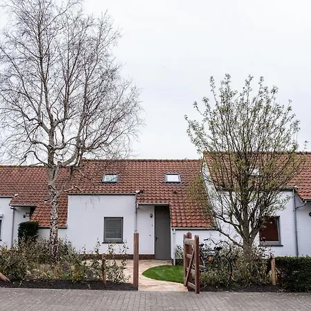 'a Little White House With A Tree By The Sea' With By Bloss * ニーウポールト