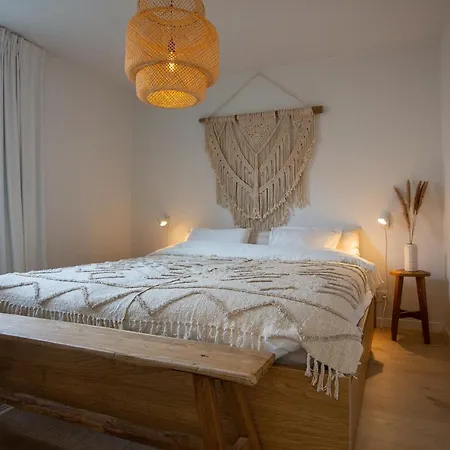 'a Little White House With A Tree By The Sea' With By Bloss 別荘