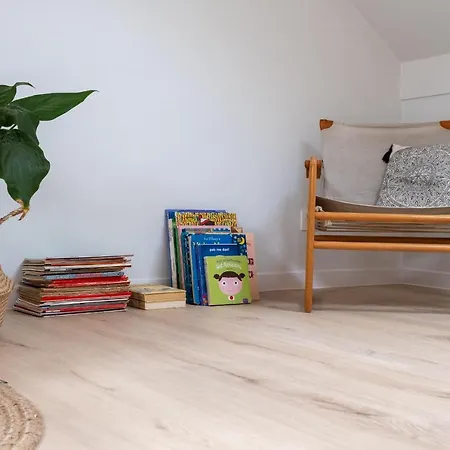 'a Little White House With A Tree By The Sea' With By Bloss ニーウポールト